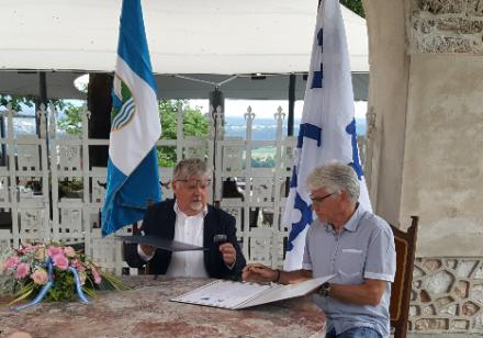 Unterschreiben der Urkunde auf der Burg von Gled