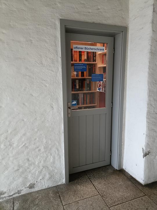 offener Bücherschrank im Durchgang Gemeindehaus